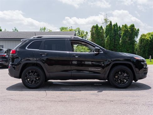 Used 2018 Jeep Cherokee Latitude Plus w/ Cold Weather Group AWD/4WD image 4