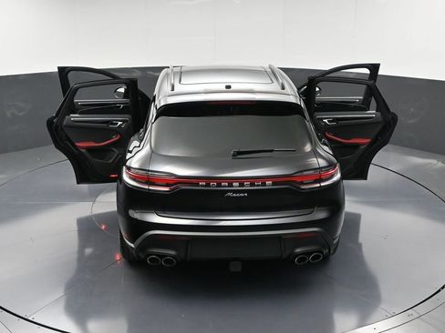 Certified 2025 Porsche Macan AWD/4WD image 34