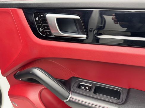 Used 2020 Porsche Cayenne w/ Premium Package image 48