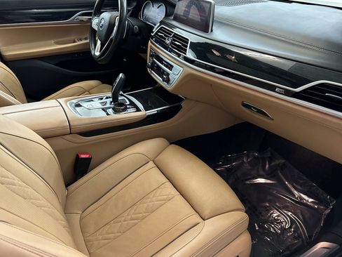 Used 2019 BMW 740i image 32