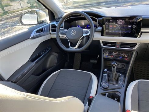 Used 2025 Volkswagen Taos SE image 14