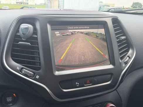 Used 2019 Jeep Cherokee Trailhawk AWD/4WD image 21