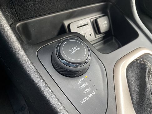 Used 2017 Jeep Cherokee Limited image 56