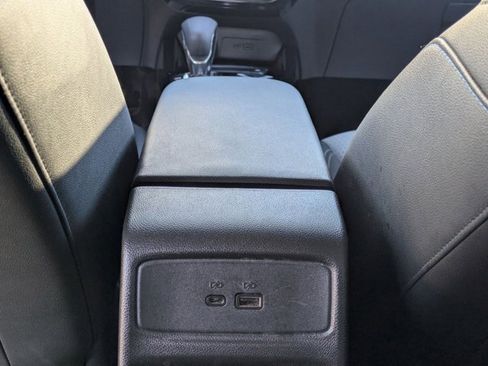 Used 2025 Chevrolet Trax LT w/ LT Convenience Package image 18