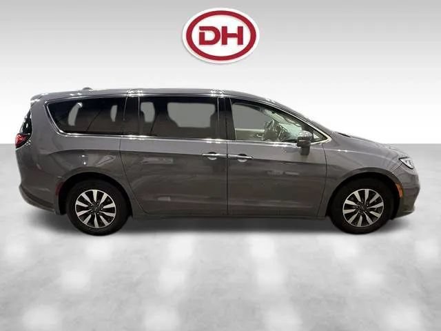Used 2022 Chrysler Pacifica Touring-L FWD image 2