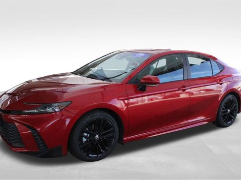 Used 2025 Toyota Camry SE image 9