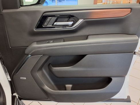 Used 2025 GMC Yukon XL Denali AWD/4WD image 12