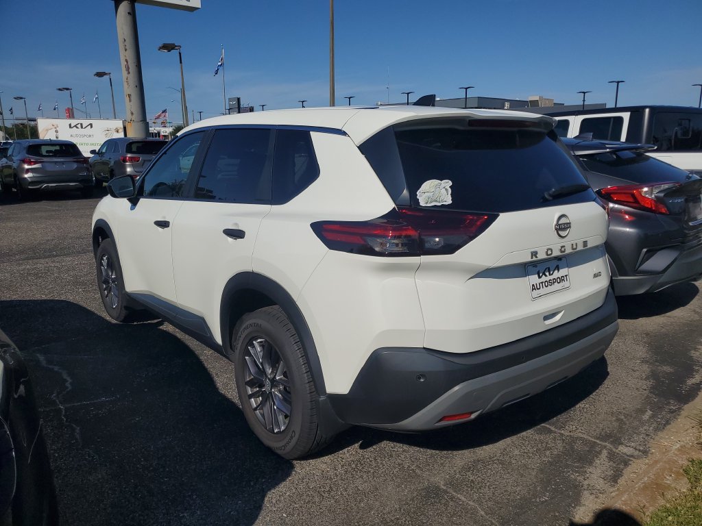 Used 2023 Nissan Rogue S AWD/4WD image 3