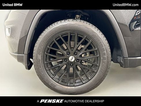 Used 2019 Jeep Grand Cherokee Laredo image 2