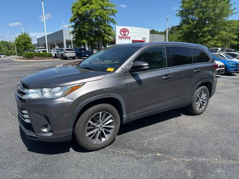 Used 2019 Toyota Highlander XLE image 2