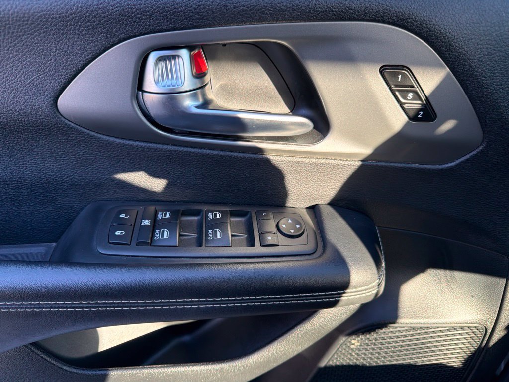 Used 2025 Chrysler Pacifica Select FWD image 36
