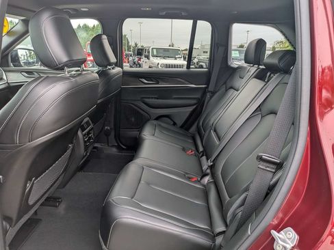 Used 2025 Jeep Grand Cherokee Limited AWD/4WD image 13