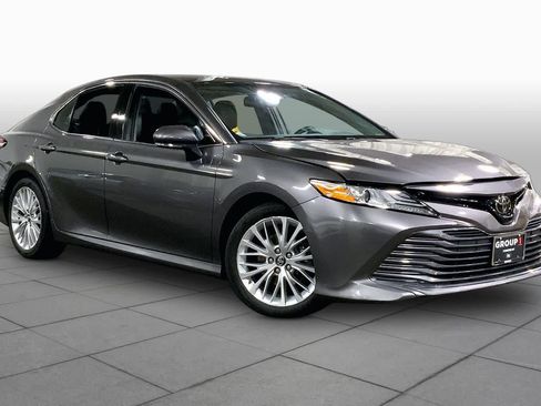 Used 2019 Toyota Camry XLE FWD image 3