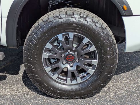 Used 2024 Nissan Titan PRO-4X AWD/4WD image 10