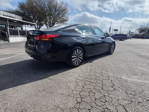 Used 2025 Nissan Altima 2.5 SV image 3
