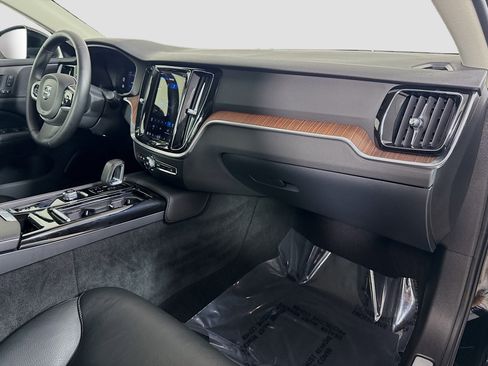 Used 2023 Volvo S60 T8 Plus image 30