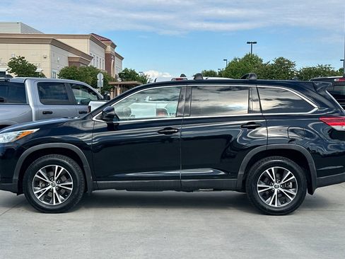Used 2019 Toyota Highlander Plus FWD image 3