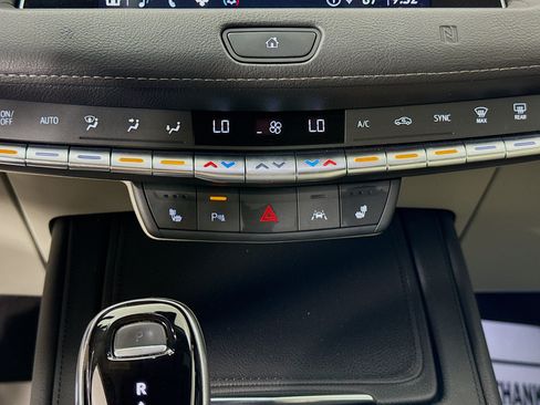Used 2021 Cadillac XT4 Luxury w/ Cold Weather Package FWD image 15