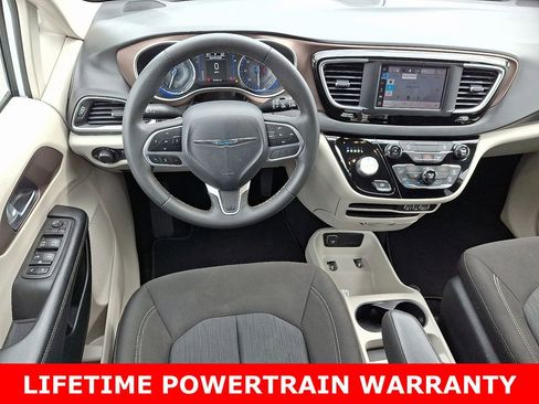 Used 2022 Chrysler Voyager LX image 12