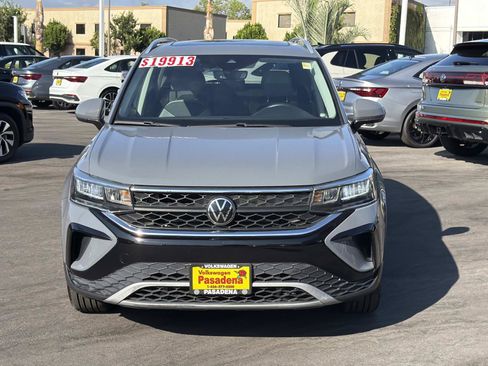 Certified 2023 Volkswagen Taos SE w/ Panoramic Sunroof Package FWD image 2