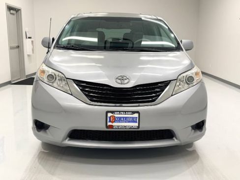 Used 2012 Toyota Sienna LE w/ Towing Pkg FWD image 3