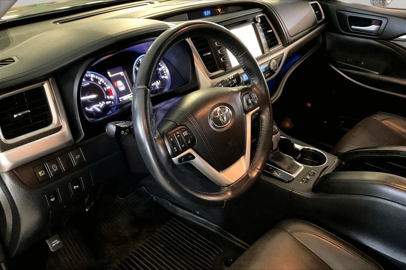 Used 2017 Toyota Highlander Limited AWD/4WD image 16