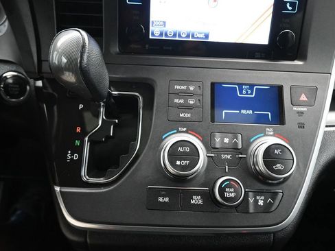 Used 2016 Toyota Sienna SE Premium w/ Protection Package FWD image 21