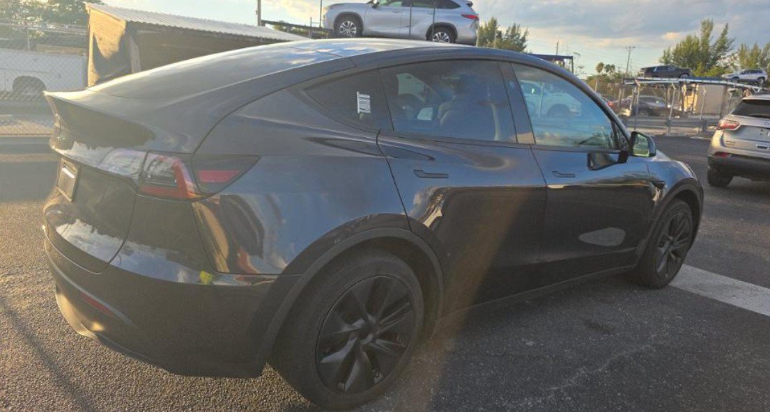 Used 2024 Tesla Model Y Long Range RWD image 2
