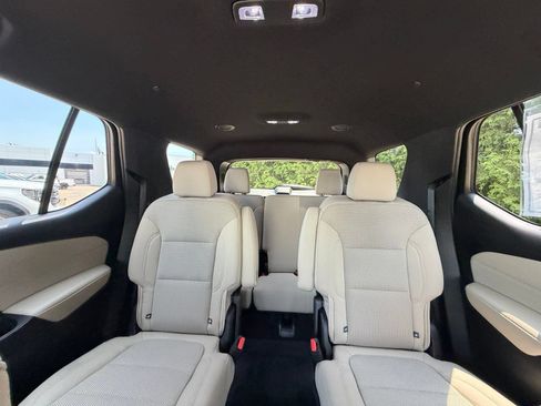 Used 2023 Chevrolet Traverse LT FWD image 3