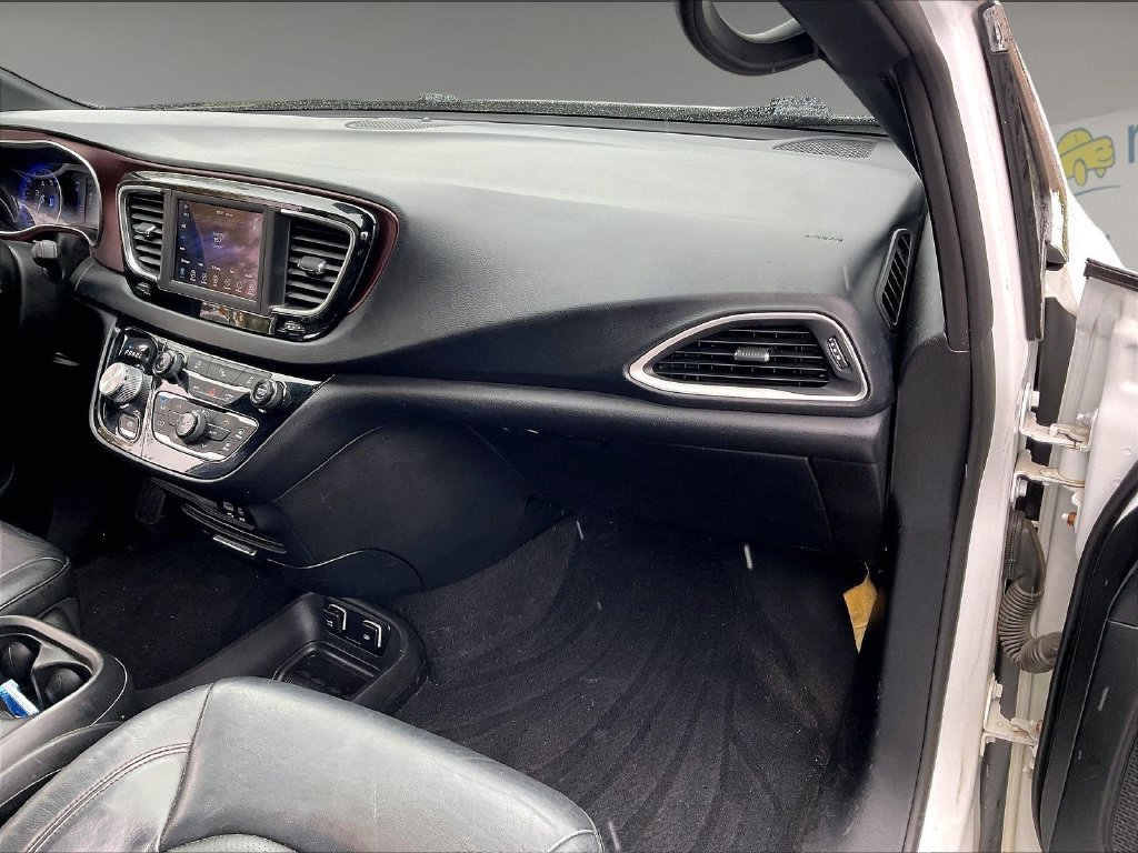 Used 2020 Chrysler Pacifica Touring-L FWD image 12
