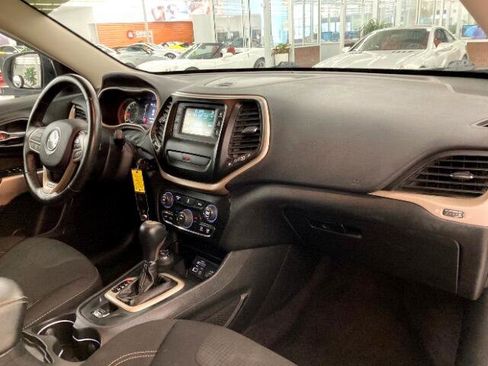 Used 2017 Jeep Cherokee Latitude w/ Cold Weather Group image 17