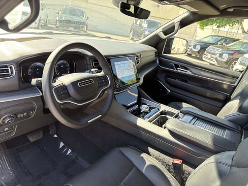 Used 2024 Jeep Wagoneer L Series II image 18