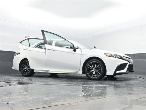 Used 2024 Toyota Camry SE image 30