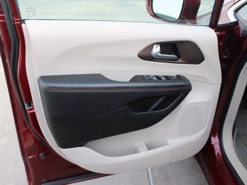 Used 2017 Chrysler Pacifica Touring-L Plus w/ Advanced Safetytec Group image 19