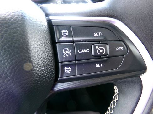 Used 2023 Jeep Grand Cherokee Altitude AWD/4WD image 18