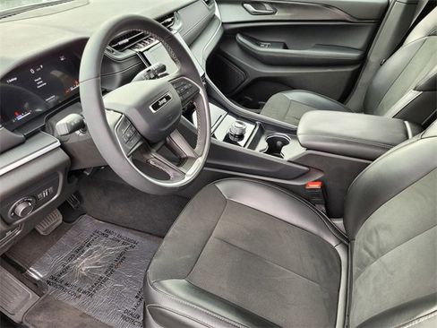 New 2025 Jeep Grand Cherokee Altitude image 11