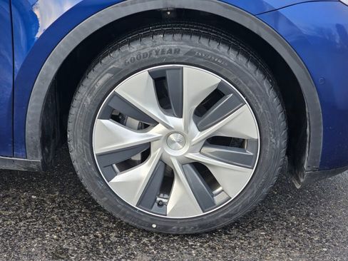 Used 2021 Tesla Model Y Standard Range image 9