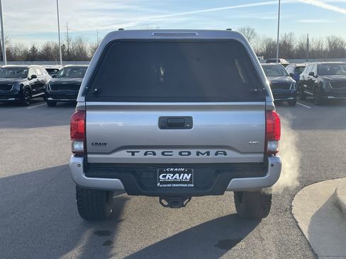 Used 2017 Toyota Tacoma SR image 6