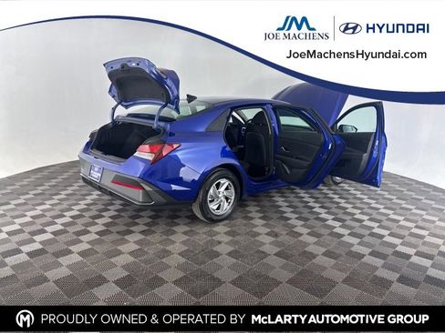Used 2025 Hyundai Elantra SE image 17