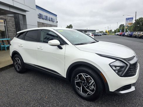 Used 2023 Kia Sportage LX image 3