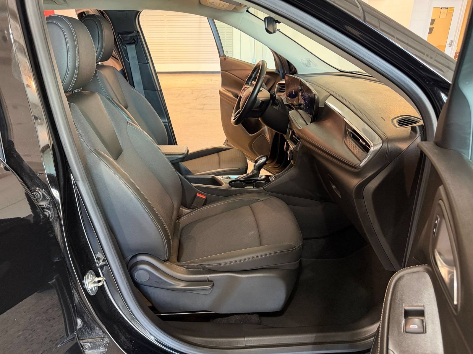 Used 2025 Buick Encore GX Preferred AWD/4WD image 34