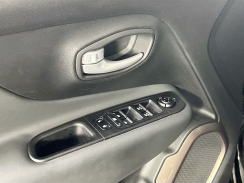 Used 2023 Jeep Renegade Latitude w/ Sun/Sound Group AWD/4WD image 18
