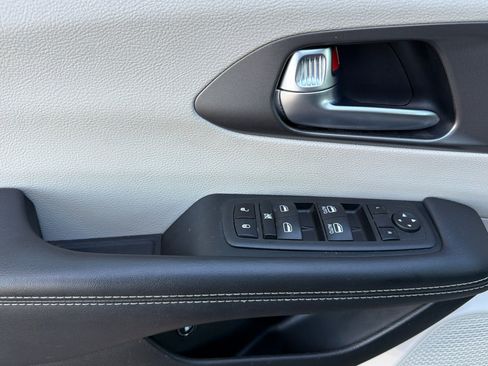 Used 2023 Chrysler Pacifica Touring-L FWD image 8