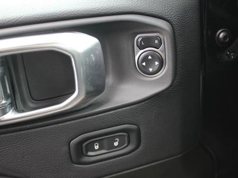 Used 2025 Jeep Wrangler Unlimited Sahara w/ Dual Top Group AWD/4WD image 17