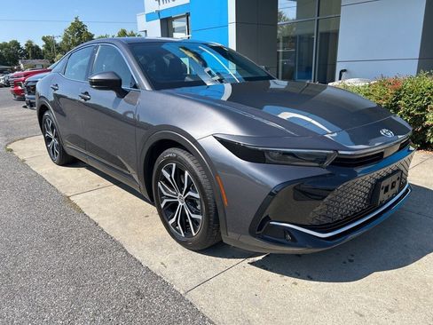 Used 2023 Toyota Crown XLE image 3