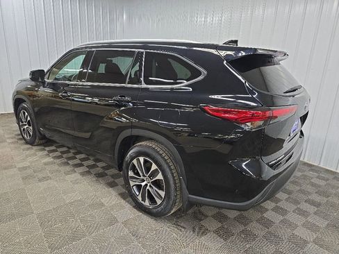Used 2022 Toyota Highlander XLE AWD/4WD image 9