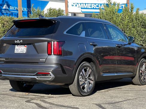 Used 2023 Kia Sorento SX Prestige image 2