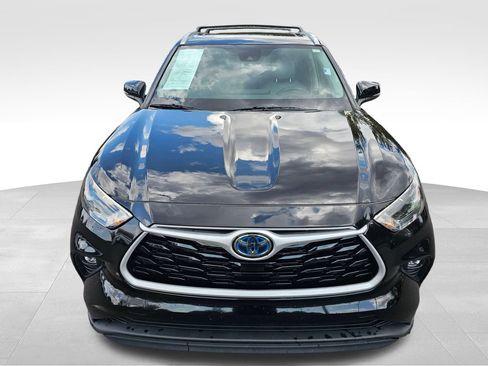 Used 2023 Toyota Highlander XLE AWD/4WD image 3