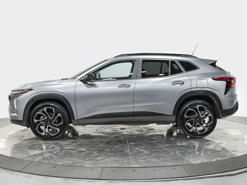 Used 2024 Chevrolet Trax RS w/ Sunroof Package FWD image 2