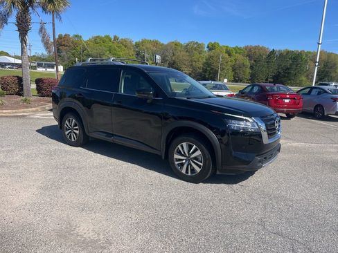Used 2024 Nissan Pathfinder SL image 1